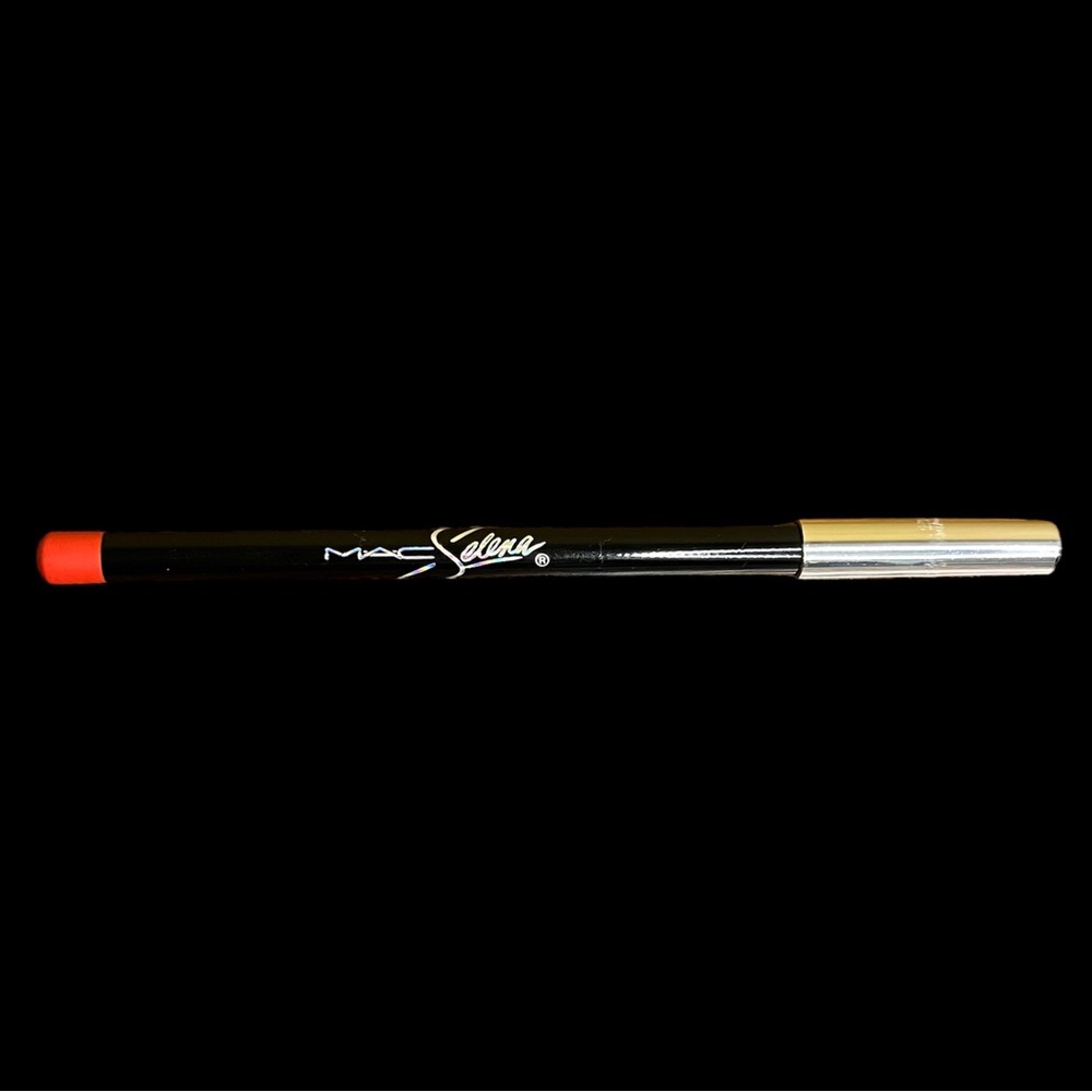 Selena Mac exclusion lip liner in a red tone.